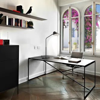 Candeeiro de mesa Esino sobre secretária moderna junto a janela arqueada