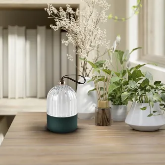 Candeeiro de mesa Chiqui portátil com cúpula de vidro canelado, base verde e alça em pele