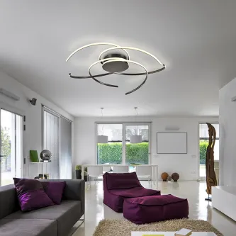 Plafon Cadence moderno em anéis LED sobre sala de estar branca e mobiliário roxo