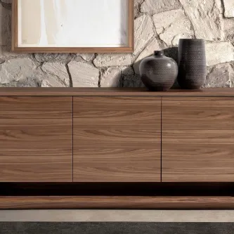 Aparador Tauro em madeira com acabamento nogueira e dois vasos decorativos