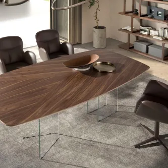 Mesa de jantar Ovar oval em madeira com base metálica e cadeiras em couro castanho