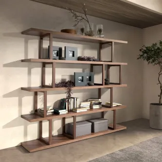 Livreiro Ovar em madeira com cinco prateleiras abertas e objetos decorativos