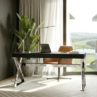 Secretária Vitre em vidro com pés cromados, cadeira castanha e planta junto à janela