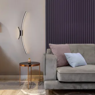 Aplique Curves curvo em LED na parede junto a sofá cinzento e mesa lateral