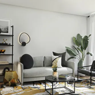 Aplique Opalis redondo em metal preto com anel luminoso montado na parede de sala