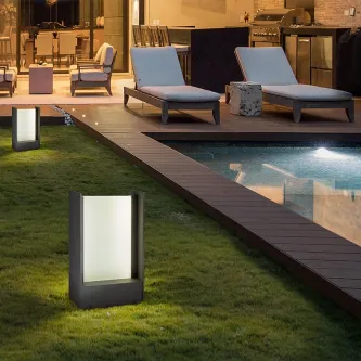 Candeeiro de jardim Matia iluminado junto à piscina no relvado