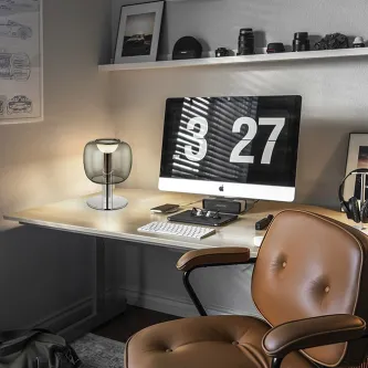 Candeeiro de secretária Icon de vidro fumado sobre secretária com computador e cadeira