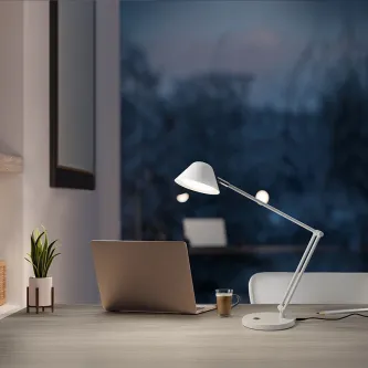 Candeeiro Taros branco articulado numa secretária com portátil, planta e copo