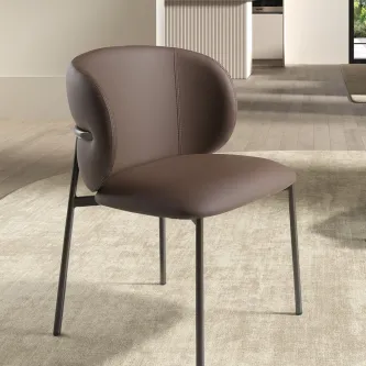 Cadeira Solti estofada castanha com costas curvas e pés metálicos finos