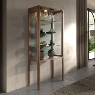 Vitrine Tauro em madeira clara com portas de vidro e prateleiras