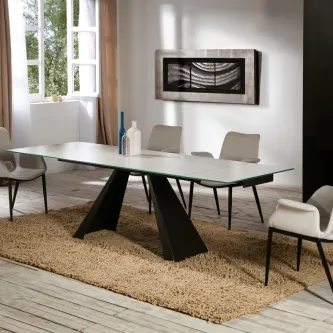 Mesa de jantar extensível Alai com tampo de vidro e base preta, cadeiras estofadas cinza