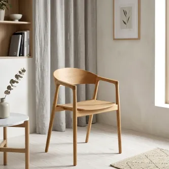 Cadeira Vitaro em madeira clara com braços e assento curvo em sala luminosa