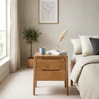 Mesa de cabeceira Lamira em madeira clara com duas gavetas junto à cama