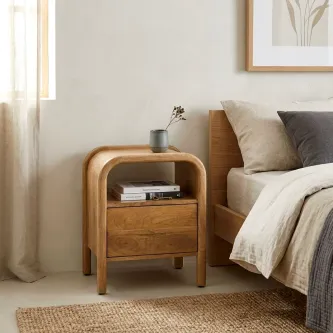 Mesa de cabeceira Nitra em madeira com cantos arredondados, duas gavetas e vaso