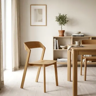 Cadeira Vitaro Reta em madeira clara junto a mesa e aparador minimalista