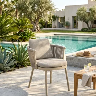 Cadeirão de jardim Sabbia bege junto a piscina em terraço com plantas