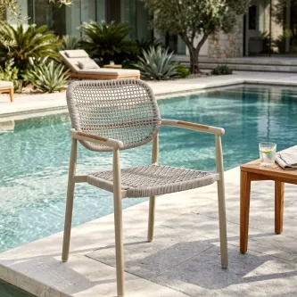 Cadeira de jardim Sabbia em corda bege junto a piscina