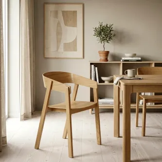 Cadeirão Cuvo Vitaro em madeira clara junto a mesa de jantar, ambiente minimalista