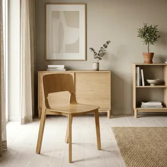 Cadeira Vitaro New em madeira clara numa sala minimalista com móveis e tapete.