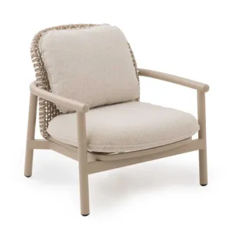 Poltrona de jardim Dualis bege com almofadões creme e costas em trançado rattan