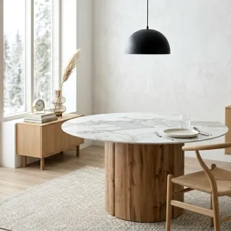 Mesa redonda Vilta com tampo Calacatta e base cilíndrica em madeira
