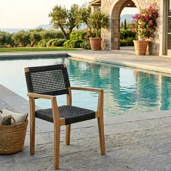 Cadeirão de jardim Plaza em madeira com assento trançado preto junto à piscina