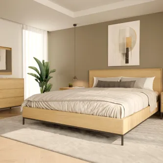 Quanto Casal Márcia, cama de madeira clara com cabeceira, abajur e planta decorativa