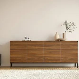 Aparador Márcia em madeira clara com pés metálicos e decoração minimalista