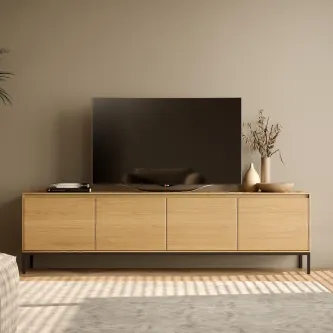 Móvel TV Márcia em madeira clara com TV, quatro portas e pernas metálicas, vasos decorativos