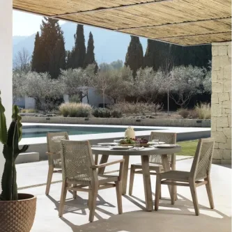 Cadeirão de jardim Croci em rattan sintético ao lado de mesa junto à piscina