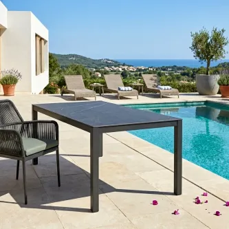 Mesa de jardim retangular preta com tampo liso e quatro pernas