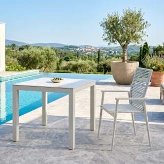 Mesa de jardim Strixe quadrada branca com quatro pés