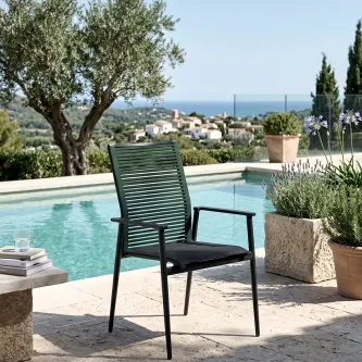 Cadeirão de jardim Strixe cinzento com encosto ripado, braços e estrutura metálica