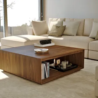 Mesa de centro Modica quadrada em madeira com prateleira aberta e objetos decorativos