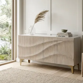 Aparador Dirta bege com frente ondulada, pés metálicos e vaso com pampas