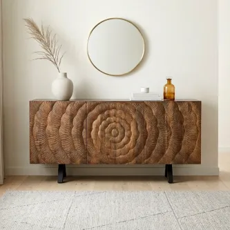 Aparador Lorita em madeira entalhada com padrão circular, vaso branco e espelho redondo