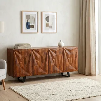 Aparador Triângulos em madeira escura com frente geométrica, pés pretos, tapete e quadros