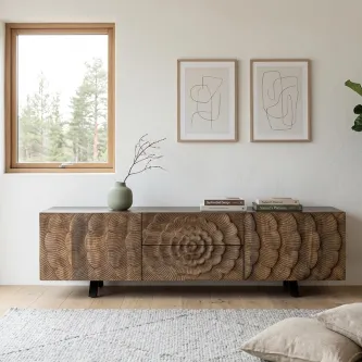 Móvel TV Lorita em madeira com frente esculpida em padrão floral, vaso e quadros.