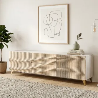 Móvel TV baixo bege com frentes onduladas, pernas douradas e decoração minimalista.