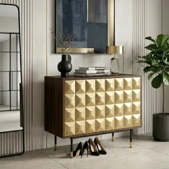 Sapateira Luxar com frente dourada geométrica e sapatos em frente