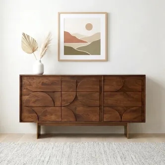 Aparador Trisha em madeira escura com frentes entalhadas geométricas, vaso e quadro