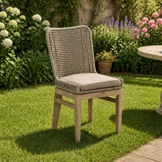 Cadeira de jardim Atesso em rattan sintético com almofada neutra, sobre relva.