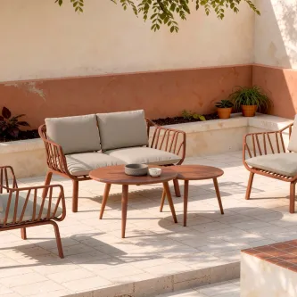 Conjunto de sofás Mikonos bege com duas mesas junto à piscina