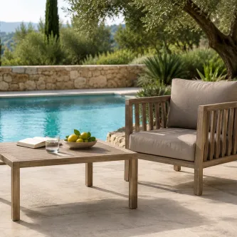 Mesa de centro Jardim Legno em madeira com tigela de limões junto a poltrona e piscina