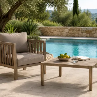 Poltrona de jardim Legno em madeira com almofadões cinzentos junto à piscina