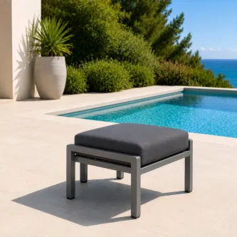 Apoio pés de poltrona Cube em metal cinzento com almofada escura junto a piscina