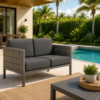 Sofá de jardim Cube 2 lugares cinzento com almofadas junto à piscina