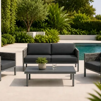 Mesa de centro Cube em alumínio com vaso, entre sofá e poltronas junto à piscina