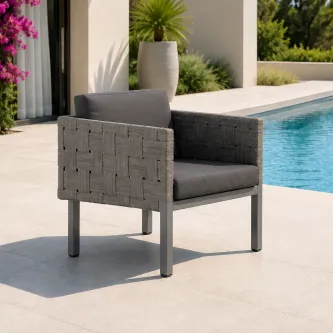 Cadeirão de jardim Cube cinzento com almofadas junto à piscina
