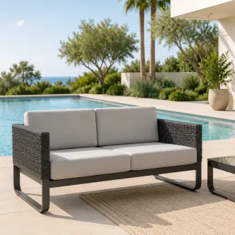 Sofá de jardim Star em vime sintético cinzento com almofadas claras junto à piscina